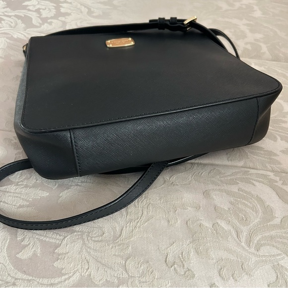 Micheal Kors Jet Set Travel Saffiano Leather Messenger - Picture 3 of 10